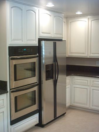Kitchen remodel with glazed finish cabinets and stainless steel appliances. Performance Construction & Remodeling Inc. Chino Hills (714)655-6427